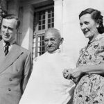 Mahatma Gandhi with Lord and Lady Mountbatten, 1947. Se om Indiens selvstændighed 15. august 1947 nedenfor. Photo: No 9 Army Film & Photographic Unit, British Government. Public Domain.