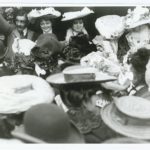 Herman Bang i bod på Kgs. Nytorv med hattedamer i 1905. Foto: Lars Peter Elfelt (1866-1931), fotograf. (CC BY-NC-ND 4.0).