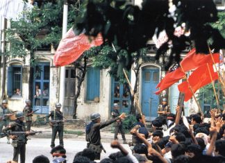 Militæret nedkæmper protesterne i Myanmar 8888 opstanden. Source: https://uscampaignforburma.wordpress.com/2011/08/08/the-spirit-of-8888-why-its-still-alive/. Se nedenfor 8. august 1988.