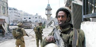 A soldier stands guard during an operational activity in Nablus. 8 April 2002, Author: Israel Defense Forces. Source: Wikimedia Commons. Se 28 september 2000 nedenfor.