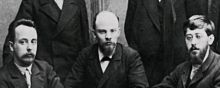 Lenin i kreds af russiske socialdemokrater (Martov til højre)