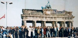 The Fall of the Berlin Wall, 1989. The photo shows a part of a public photo documentation wall at the Brandenburg Gate, Berlin. Photo: Original photo by unknown author. Reproduction from public documentation/memorial by Lear 21 at English Wikipedia. (CC BY-SA 3.0). Source: Wikimedia Commons. Se om Berlinmurens fald, 9, november nedenfor.