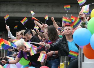 Den første eurpæiske pride-parade i København, er samtidig den første i Danmark. Se 26. juni 1996 nedenfor. Billedet er fra Europride-paraden i Oslo 28. juni 2014. Author: GAD. (CC BY-SA 3.0). Source: Wikimedia Commons.