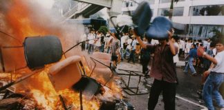 Shops looted and goods burned on the streets in Jakarta, 14 May 1998. Author: Office of the Vice President, The Republic of Indonesia. Public Domain. Source: Wikimedia Commons. See May 21. 1998 below.