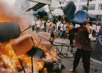 Shops looted and goods burned on the streets in Jakarta, 14 May 1998. Author: Office of the Vice President, The Republic of Indonesia. Public Domain. Source: Wikimedia Commons. See May 21. 1998 below.