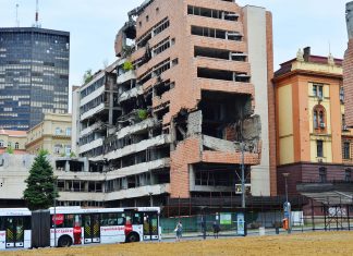 Serbian Ministry of Defence. Design by Nikola Dobrović and constructed under the height of socialism in 1957-1965, the ministry still stands in ruins at the heart of Belgrade after the 1999 NATO airstrikes. Taken on July 26, 2015. Photo: orientalizing. (CC BY-NC-ND 2.0) Source: flickr.com Se nedenfor 22. marts 1999.