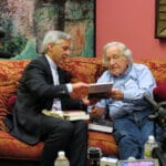 Noam Chomsky with Bolivian Vice President Alvaro Garcia Linera in NYC. Linera served under præsident Evo Morales util the coup in 2019. Photo: taken on June 8, 2013 by Matthew Straubmuller. (CC BY 2.0).