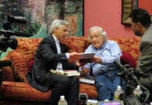 Noam Chomsky with Bolivian Vice President Alvaro Garcia Linera in NYC. Linera served under præsident Evo Morales util the coup in 2019. Photo: taken on June 8, 2013 by Matthew Straubmuller. (CC BY 2.0).