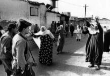 Women were at the forefront of the popular Palestinian uprising known as the Intifada, which lasted from 1987 to 1991. Palestinian women at the Jabaliya refugee camp in the Gaza Strip confront Israeli soldiers over the mistreatment and arrest of Palestinian youths. Photo: flickr / Robert Croma. (CC BY-NC-SA 2.0).