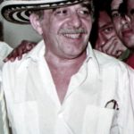 Gabriel Garcia Marquez, 1984. “Gabo” wearing a “sombrero vueltiao” hat, typical of the Colombian Caribbean region. Most of the stories by García Márquez revolve around the idiosyncrasy of this region. Photo: F3rn4nd0, edited by Mangostar. (CC BY-SA 3.0).