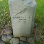 Laxness’ smukke gravsted, Mosfellskirkja Kirkegård i Mosfellsdalur. Foto: Taget 8 juni 2008 af Granitsilber. (CC BY-SA 3.0).