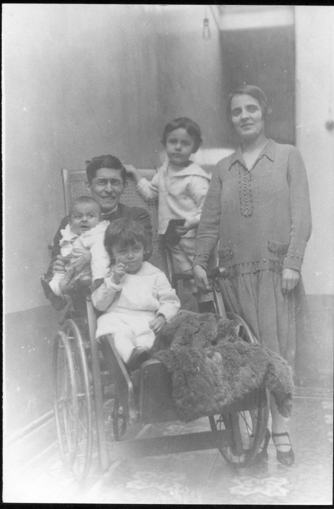 In the courtyard of the house in Washington (Lima) - Left, with his wife Anita, and their children Sandro, Siegfried and José Carlos. Year 1927. File José Carlos Maríategui, Lima, Peru (www.mariategui.org)' Source Spouses Mariátegui and their children. Author: JOSE CARLOS MARIATEGUI. (CC BY 2.0)
