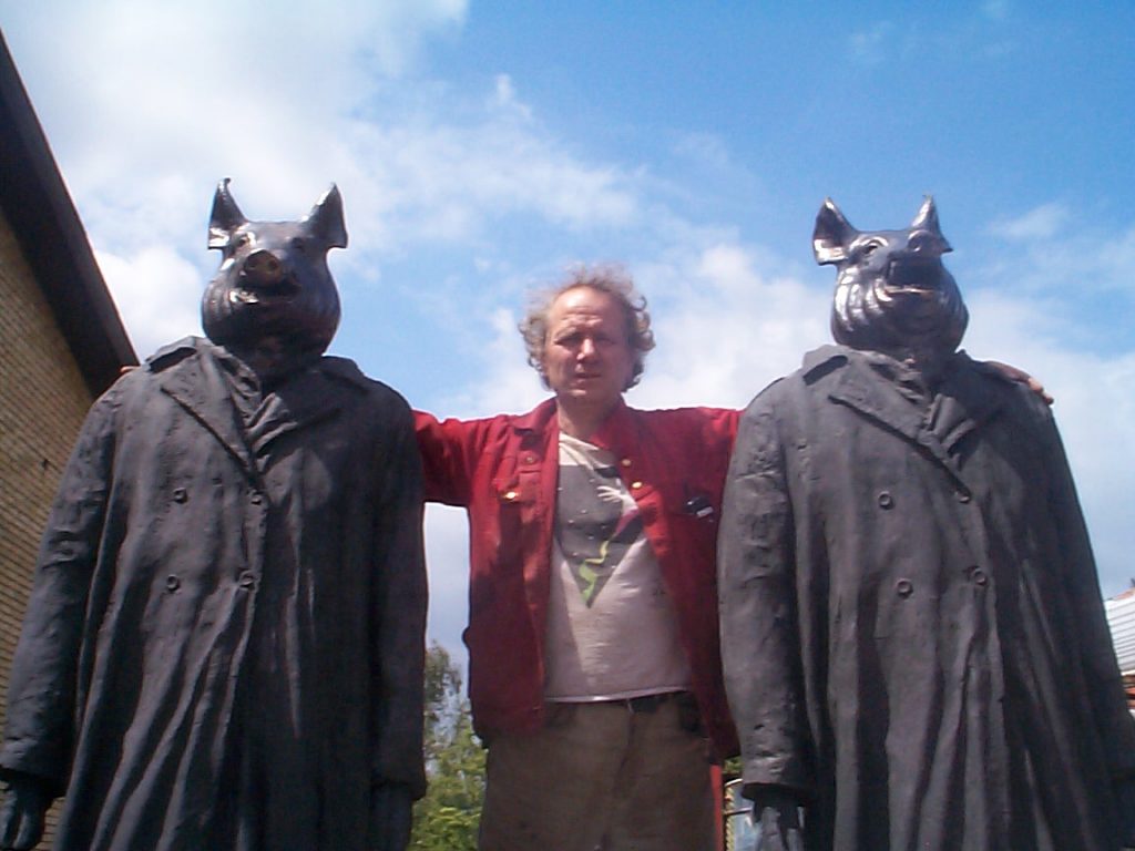 Jens Galschiøt with "My Inner Beast" sculptures, 16 May 2001. Author: Jens Galschiøt. (CC BY-SA 3.0). Source: <a href="https://commons.wikimedia.org/wiki/File:My_Inner_Beast_and_Jens_Galschi%C3%B8t.jpg">Wikimedia Commons.</a>