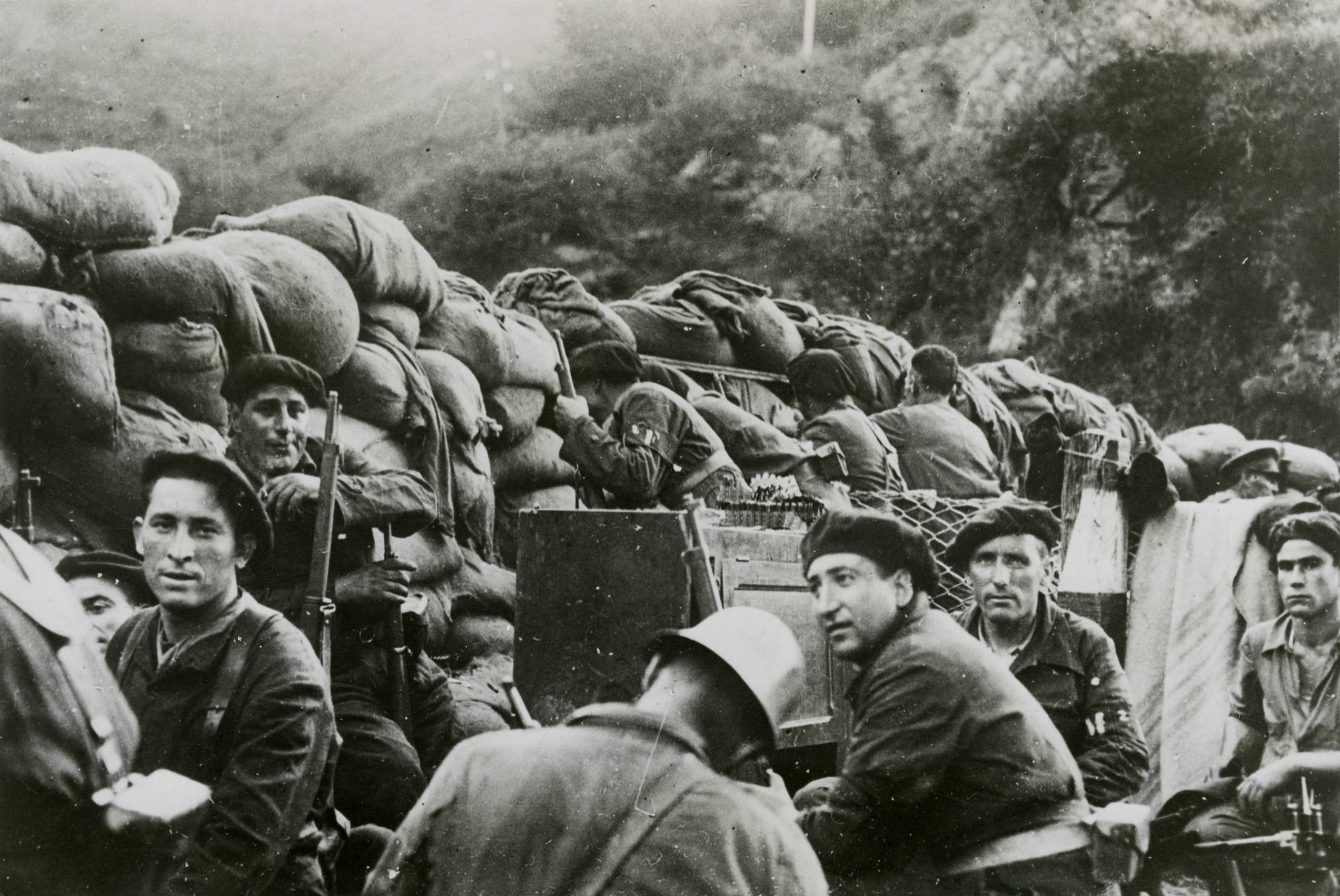 Armed civilians from the Republican side during the Battle of Irún. 1936. Photo: Unknown. Collection: The Collection Database of the Biblioteca Nacional de Defensa. Public Domain.