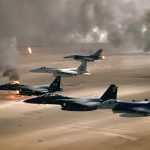 USAs første Irak-krig, “Operations Ørkenstorm”USAF aircraft of the 4th Fighter Wing (F-16, F-15C and F-15E) fly over Kuwaiti oil fires, set by the retreating Iraqi army during Operation Desert Storm in 1991. Author: US Air Force. Public Domain. Se 16. januar nedenfor.
