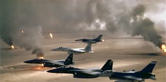 USAs første Irak-krig, "Operations Ørkenstorm"USAF aircraft of the 4th Fighter Wing (F-16, F-15C and F-15E) fly over Kuwaiti oil fires, set by the retreating Iraqi army during Operation Desert Storm in 1991. Author: US Air Force. Public Domain. Se 16. januar nedenfor.