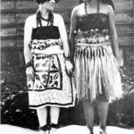 “In Vaitogi: in Samoan dress, with Fa’amotu” (Mead 1972:148). Mead without research partners in her first field trip (Samoa, 1925-26). She wrote in her autobiography: “(…) When I set out for Samoa (…) I had a small strongbox in which to keep my money and papers, a small Kodak, and a portable typewriter. (…)” (Mead 1972: 145)”