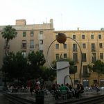 Pl. George Orwell i Barcelona med monument af Leandre Cristòfol fra 1935. Photo: Taget 18 June 2006 af Enfo. (CC BY-SA 3.0 ES).