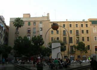 Pl. George Orwell i Barcelona med monument af Leandre Cristòfol fra 1935. Photo: Taget 18 June 2006 af Enfo. (CC BY-SA 3.0 ES).
