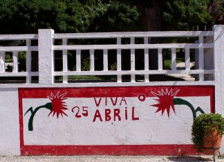 Mural depicting "Viva o 25 de Abril" ("Long live the 25 April Revolution.") Coruche, Portugal. 7 September 2003. Author: Júlio Reis. (CC BY-SA 2.5). Source: Wikimedia Commons.