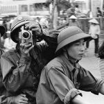 Glæde i Saigon efter sejren, mens det gamle regime og de amerikanske imperialister flygter i panik. Saigons fald 1975.  Foto: manhhai, Kilde: https://www.flickr.com/photos/13476480@N07/17244788225/in/album-72157652105357792/ Se 30. april 1975.