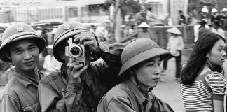 Glæde i Saigon efter sejren, mens det gamle regime og de amerikanske imperialister flygter i panik. Saigons fald 1975. Foto: manhhai, (CC BY 2.0) Kilde: flickr.com. Se 30. april 1975.