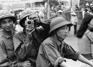 Glæde i Saigon efter sejren, mens det gamle regime og de amerikanske imperialister flygter i panik. Saigons fald 1975. Foto: manhhai, (CC BY 2.0) Kilde: flickr.com. Se 30. april 1975.