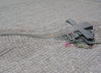 Photo of the memorial to Jan Palach and Jan Zajic at Wenceslas Square in Prague, Czech Republic. September 2005. Photo: Angela Kroeger. Public Domain. Source: Wikimedia Commons.