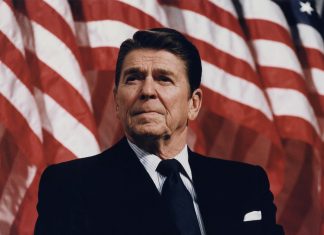 Ronald Reagan at Durenberger Rally by Michael Evans, 1982 (NARA/Reagan Library). Public Domain. Source: flickr.com Se 4. november nedenfor.