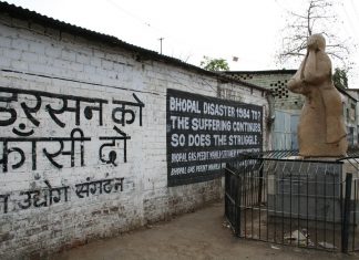 Bhopal memorial for those killed and disabled by the 1984 toxic gas release. Photo: Luca Frediani. (CC BY-SA 2.0). Source: Wikimedia Commons. Se 3. december nedenfor.