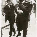 Pankhurst Sylvia føres væk fra politiet fra Buckingham Palace, London 1930. Photo: Unknown. (CC BY-NC-SA 4.0)