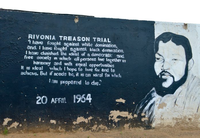 Murial: Rivonia treason trial. Photo taken on November 5, 2016 by Francisco Anzola. (CC BY 2.0). Source: flickr.com. Se 12. juni 1964 nedenfor.