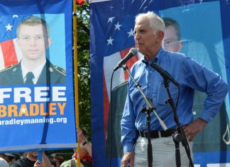 One whistleblower speaks for another. Daniel Ellsberg speaks at Free Bradley Manning protest at Fort Meade, June 1, 2013. Photo: Steve Rhodes. (CC BY-NC-ND 2.0). Source: flickr.com See on Daniel Ellsberg and the Pentagon Papers juli 13, 1971, below.