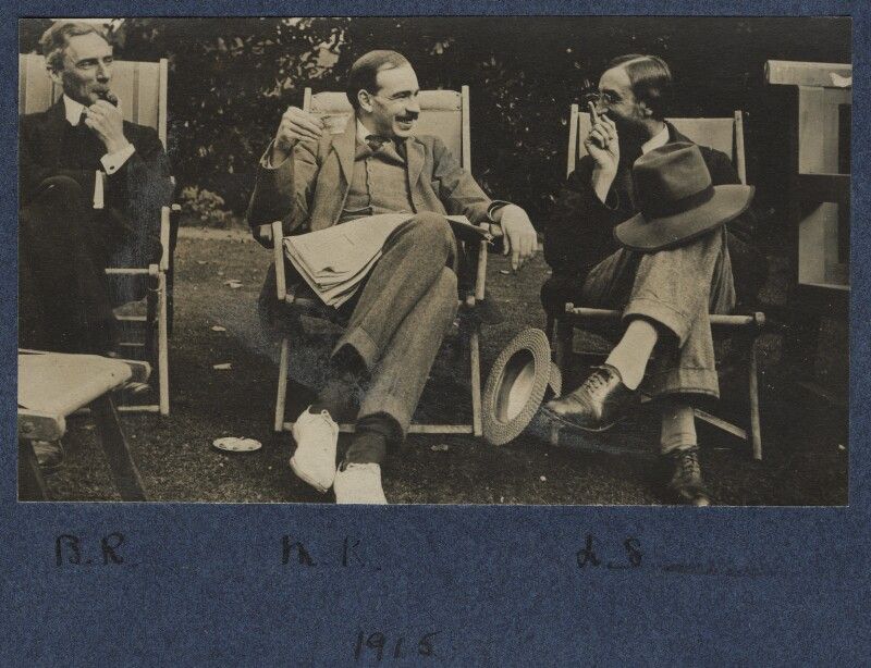 Photograph of Bertrand Russel, John Maynard Keynes and Lytton Strachey. Date 1915. Collection: National Portrait Gallery: NPG Ax140439. Foto: Ottoline Morrell, (1873-1938). (CC BY-NC-ND 3.0).