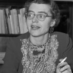 Bodil Koch bag hendes skrivebord i ministeriet, marts 1954. Foto: Willem Van de Poll / the Dutch National Archives. (CC0 1.0).