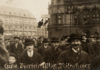 Demonstration i Berlin mod Kapp-kuppet i marts 1920. Text: 1 million deltagere. NB kupmagerne hænger som papfigurer i lygtepælen. Foto: Ukendt / Scan by Ning-ning. Public Domain.