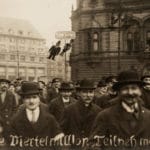 Demonstration i Berlin mod Kapp-kuppet i marts 1920. Text: 1 million deltagere. NB kupmagerne hænger som papfigurer i lygtepælen. Foto: Ukendt / Scan by Ning-ning. Public Domain.