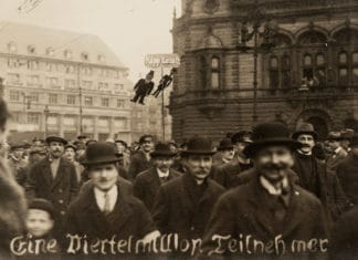 Demonstration i Berlin mod Kapp-kuppet i marts 1920. Text: 1 million deltagere. NB kupmagerne hænger som papfigurer i lygtepælen. Foto: Ukendt / Scan by Ning-ning. Public Domain.