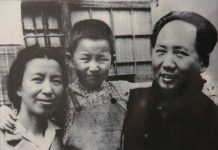 Jiang Qing, Mao Zedong and their daughter Li Na, mid 1940s. Author: Unknown. Public Domain. Source: Wikimedia Commons. Se nedenfor 9. september om Mao's død