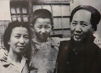 Jiang Qing, Mao Zedong and their daughter Li Na, mid 1940s. Author: Unknown. Public Domain. Source: Wikimedia Commons. Se nedenfor 9. september om Mao's død