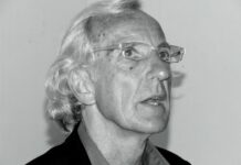 John Pilger at Humber Mouth Festival 2006 (a literary festival in Hull, England, that started in 1992). Taken on June 20, 2006 by walnut whippet. (CC BY 2.0).