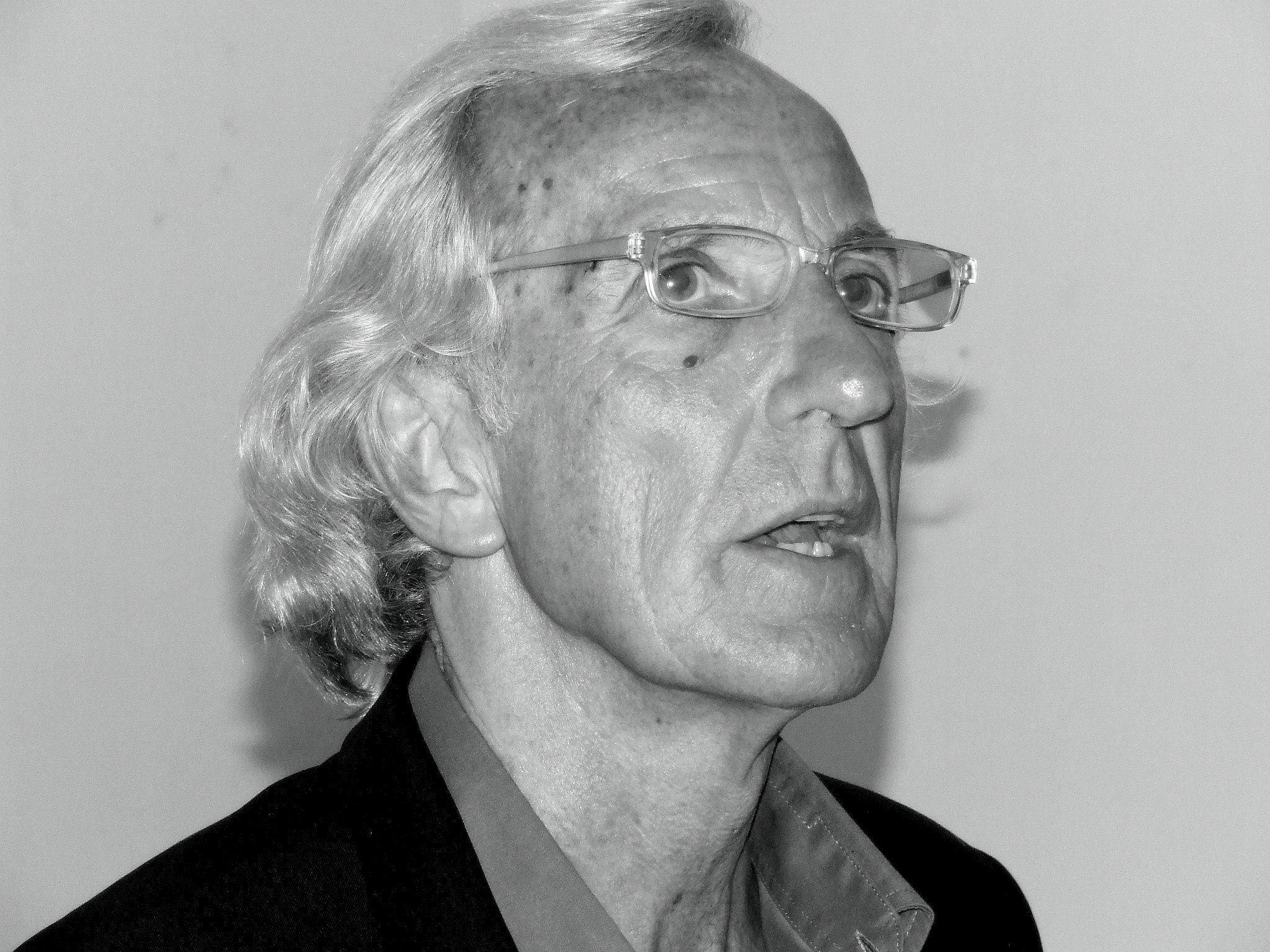 John Pilger at Humber Mouth Festival 2006 (a literary festival in Hull, England, that started in 1992). Taken on June 20, 2006 by walnut whippet. (CC BY 2.0).
