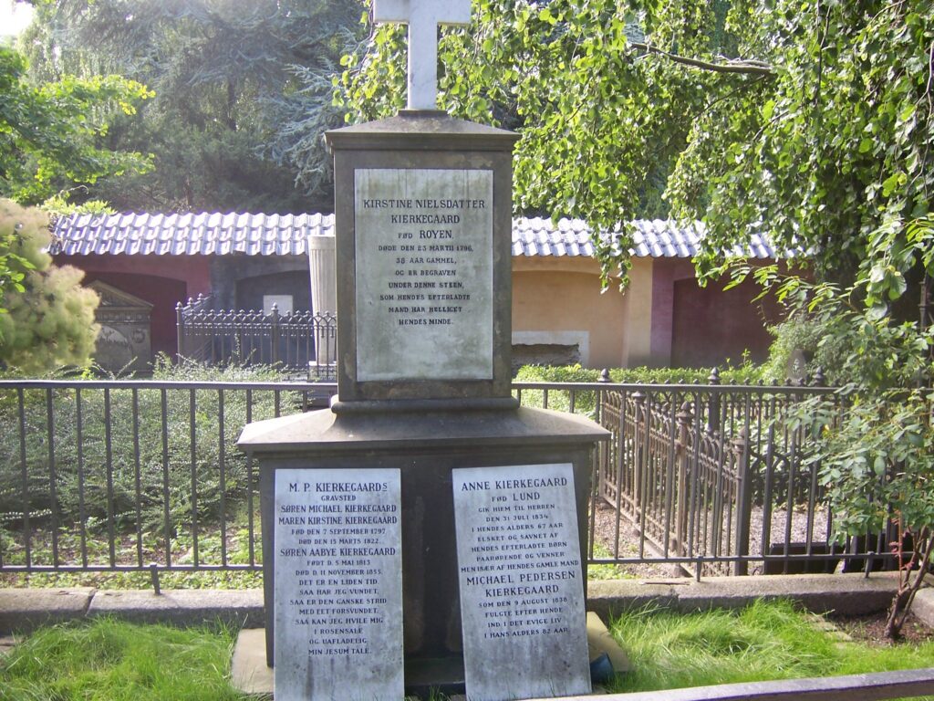 Søren Kierkegaards gravsted på Assistens Kirkegård. Foto taget 4. august 2007 af Mike. (CC BY-NC-SA 2.0).