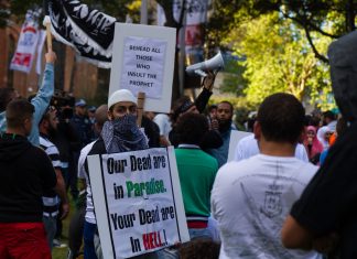 Muslim protesters carry signs reading "Behead all those who insult the Prophet" and "Our dead are in Paradise. Your dead are in HELL!" Photograph taken at 2012 Sydney protest against the islamophobic film "Innocence of Muslims". Date: 15 September 2012. Source: https://www.flickr.com/photos/49283475@N00/7991807923/in/set-72157631548624094/. Autor: Jamie Kennedy.