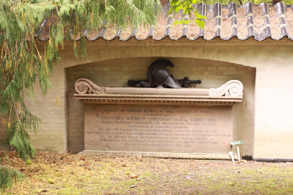 G.W.C. von Schmettau's grav på Assistens kirkegård på Nørrebro. Foto taget 29. juli 2009 af Amir. (CC BY-NC-ND 2.0).