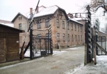 27. januar 1945 blev Auschwitz-lejren befriet. Datoen blev i 2004 Danmarks 'minde- og mærkedag for ofre for Holocaust og andre folkedrab'. Den tyske KZ-lejr, Auschwitz I (hovedlejren), Polen, foto 27. november 2005 af Tulio Bertorini (tbertor1). (CC BY-SA 2.0).