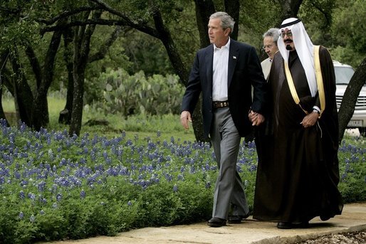 Tætte forbindelser mellem USA og Saudiarabien. Man får helt lyst til at synge med på Keld og Hilda Heicks sang: Vi skal gå hånd i hånd gennem livet du og jeg / knytte kærlighedsbånd, altid følge samme vej / Med den helt rette ånd så bli'r livet en leg. / Vi skal gå hånd i hånd du og jeg. USAs President George W. Bush og Kronprins Abdullah fra det islamistiske Saudi Arabien mødes på Bush's ranch i Crawford, Texas, April 25, 2005. Photo: David Bohrer, White House. Public Domain.