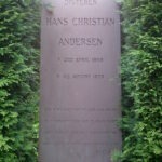 Hans Christian Andersen’s grav på Assistens Kirkegård på Nørrebro i København. Foto taget 21 June 2012 af Tahney. (CC BY-SA 3.0).