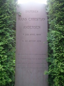 Hans Christian Andersen's grav på Assistens Kirkegård på Nørrebro i København. Foto taget 21 June 2012 af Tahney. (CC BY-SA 3.0). Kilde: Wikimedia Commons.