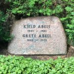 Kjeld Abells gravsted på Assistens Kirkegård, 15 July 2017. Foto: Pugilist. (CC BY-SA 3.0).